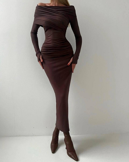 Женское силуэтное платье трансформер с открытыми плечами трикотаж Шоколад Одесса - изображение 6