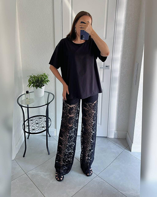 Женский романтичный и одновременно стильный костюм двойка: футболка и штаны софт + турецкий гипюр 48/52, Черный Одесса - изображение 1