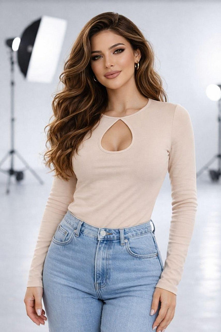 Стильний жіночий лонгслів батал із витонченим вирізом мікродайвінг Бежевий, 50/52 Одеса - фото 1