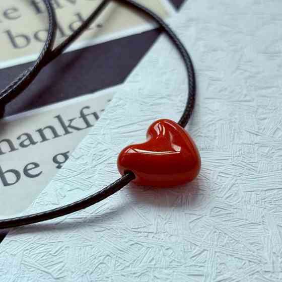 Колье на черном шнурке с красным сердцем – минималистичная подвеска Киев