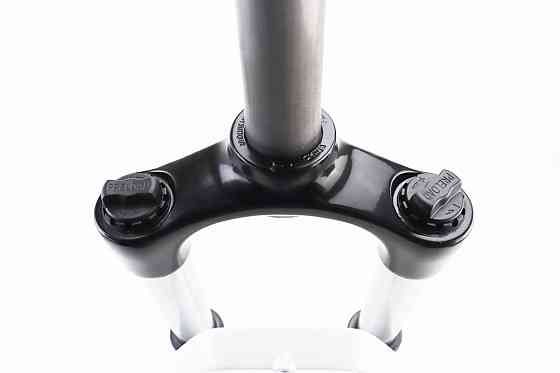 Вилка 27,5" амортизаційна, без різьби 1-1/8" (28,6мм), шток 255мм, з ходом 80мм, Disk-brake, Preload, алюмінієва, біла XCE 28 Київ