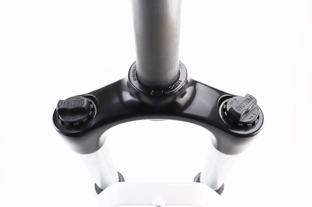 Вилка 27,5" амортизаційна, без різьби 1-1/8" (28,6мм), шток 255мм, з ходом 80мм, Disk-brake, Preload, алюмінієва, біла XCE 28 Київ - фото 3