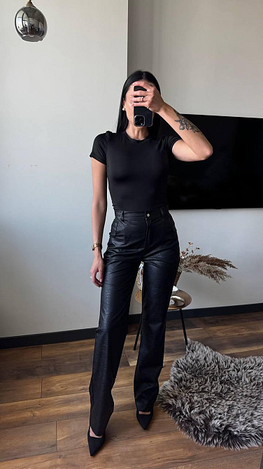 Жіночі прямі штани з екошкіри з тисненням під крокодила Одеса - фото 4