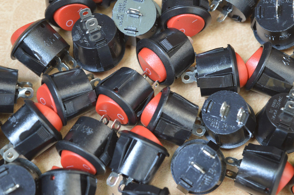 Вимикач клавішний круглий червоний (без підсвічування) Полтава - фото 1