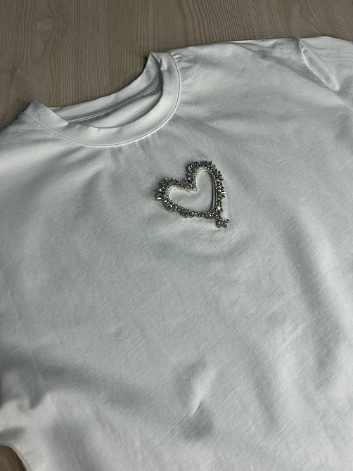 Футболка женская A-N 27009 оверсайз с вырезом в форме сердца с камнями, белый, one size Киев - изображение 17