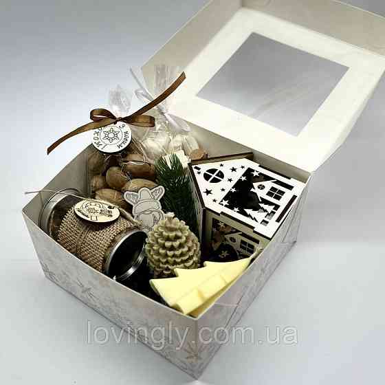 Святковий подарунковий набір — свічки з натурального воску, будиночок з підсвіткою, солодощі та спеції Ірпінь