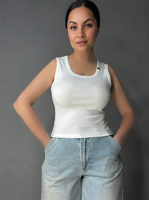 Майка женская A-N 25015 базовая трикотажная на широких бретелях с металлическим значком, белый, one size Киев - изображение 16