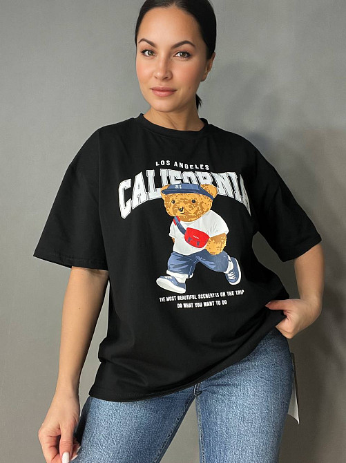 Футболка жіноча 25125 A-N оверсайз подовжена вільний крій з принтом ведмедик напис CALIFORNIA one size, чорний, one size Київ - фото 3