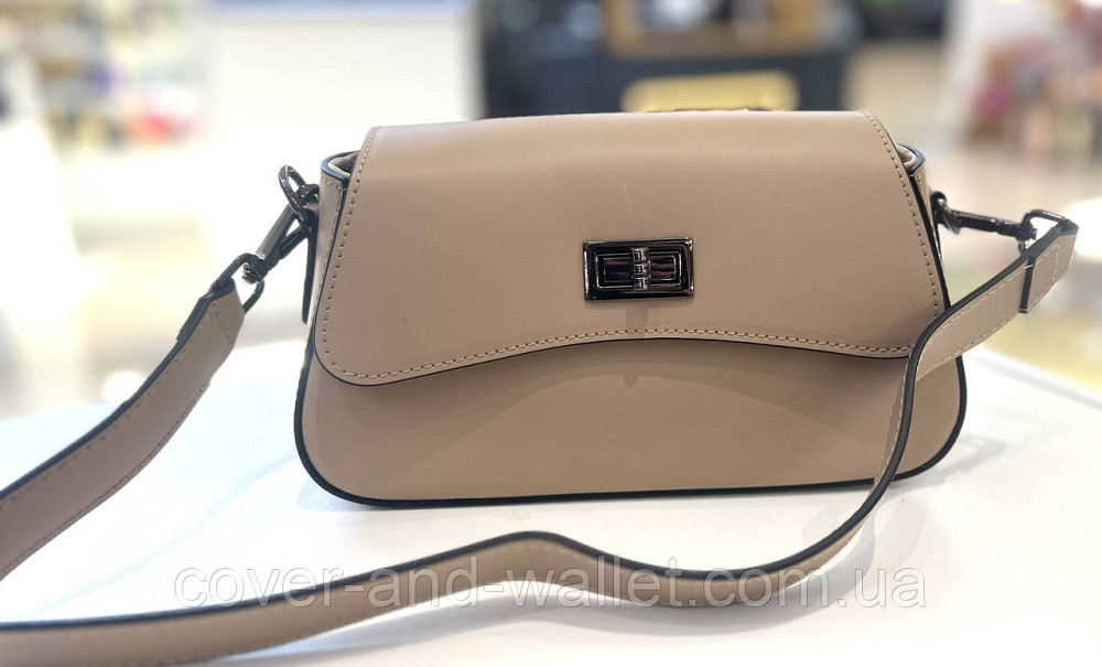 Пудрова жіноча сумочка з гладкої шкіри із клапаном на поворотному замку Virginia Conti Київ - фото 7