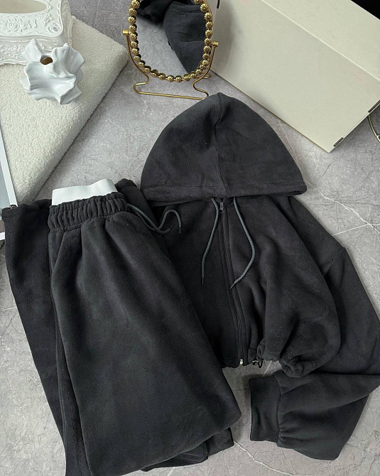 Жіночий теплий прогулянковий костюм — трійка: укорочена кофта, топ і штани в стилі оверсайз двосторонній фліс + мікродайвінг Графі Одеса - фото 3