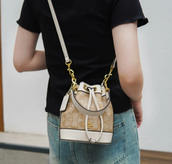 Женская сумка из фирменного холста с подвеской сердце (Бежевая) Киев