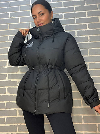 Куртка женская Lady Yep 9020 удлиненная затяжка шнурок на талии надпись на груди черная, черный, 42 Одесса - изображение 1