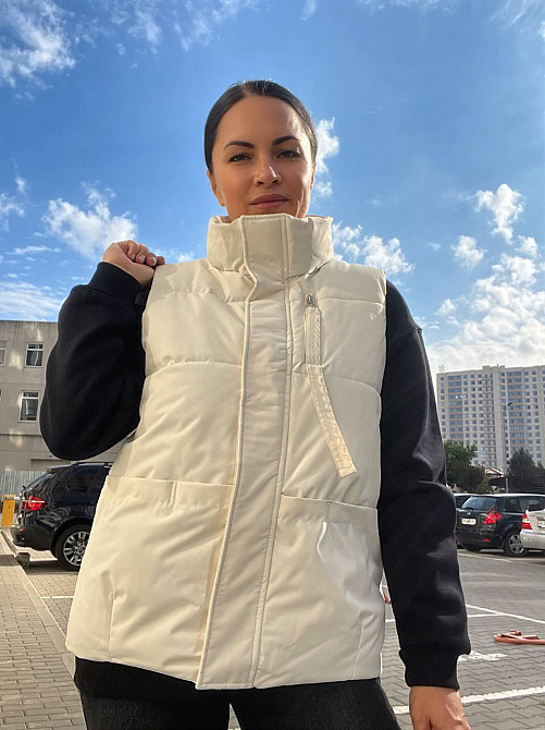 Жилет жіночий JOY ONE 86336 подовжений кишені блискавка стрічка комір стійка без капюшона молочний,  Одеса - фото 1