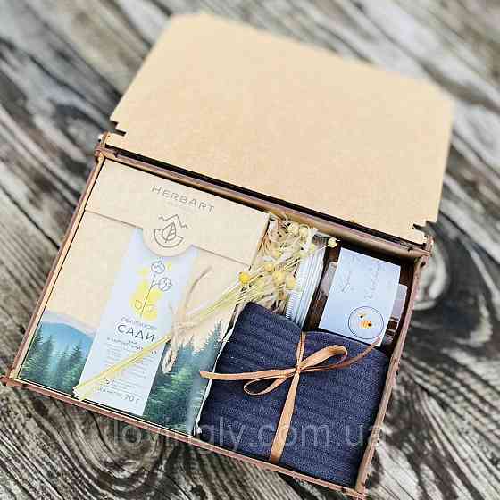 Подарунок чоловіку, батьку чи другу — чай із Карпат, мед, шкарпетки з кашеміру, дерев’яний бокс Ірпінь