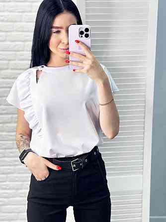 Женская блузка с оборкой 