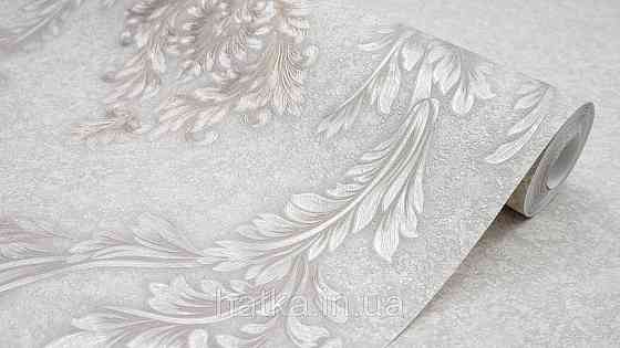 Шпалери метрові вінілові на флізеліні Sintra Classic класика вензелю візерунки структурні бронзові на сірому на білому 520048 Київ