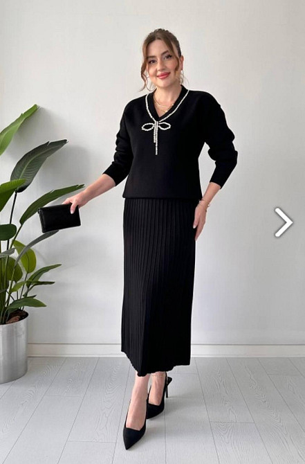 Женский теплый элегантный костюм: свитер и плиссированная юбка машинная вязка Черный Одесса - изображение 2