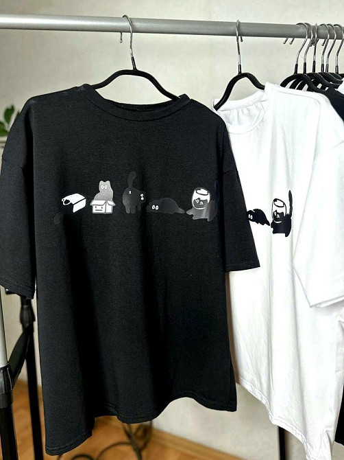 Женская стильная оверсайз футболка с минималистичным принтом котов кулир Черный Одесса - изображение 2