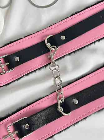 Шкіряні наручники з хутром для задоволення для рольових ігор BDSM для сексу рожеві на ремінці з застібкою Одеса