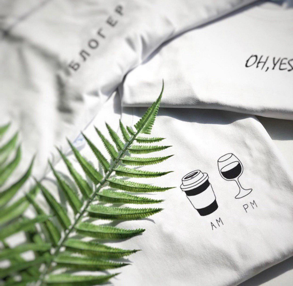 Біла жіноча футболка з малюнком Чернівці - фото 1