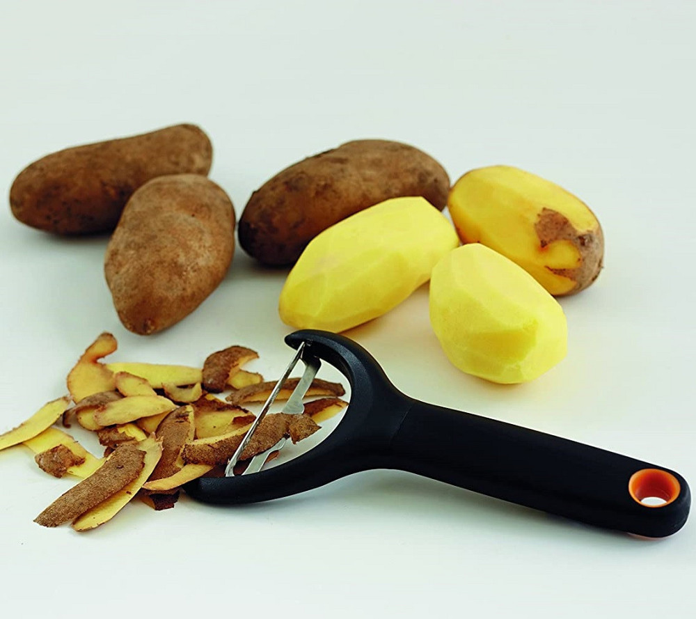 Нож для чистки овощей с подвижным лезвием Fiskars 