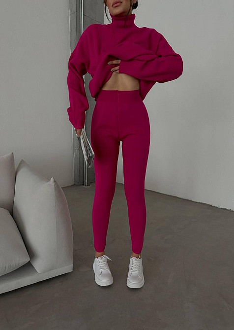 Женский прогулочный оверсайз костюм: свитер в рубчик оверсайз и лосины с эффектом утяжки вязка Малина Одесса - изображение 4