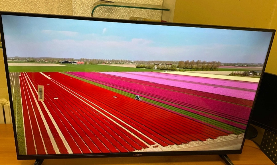 НОВИНКА (2023) Телевизор Samsung 4K , Smart TV 45