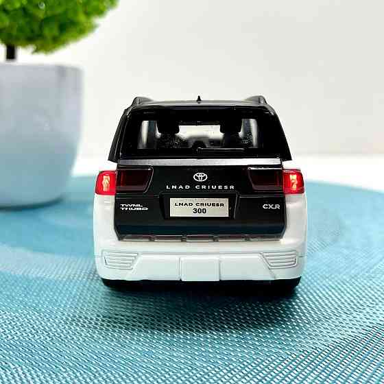 Машина Автосвіт Toyota Land Cruiser 300 інерційна масштаб 1:32 відчиняються двері капот багажник 15 см Біла (AP-2088) Чернігів