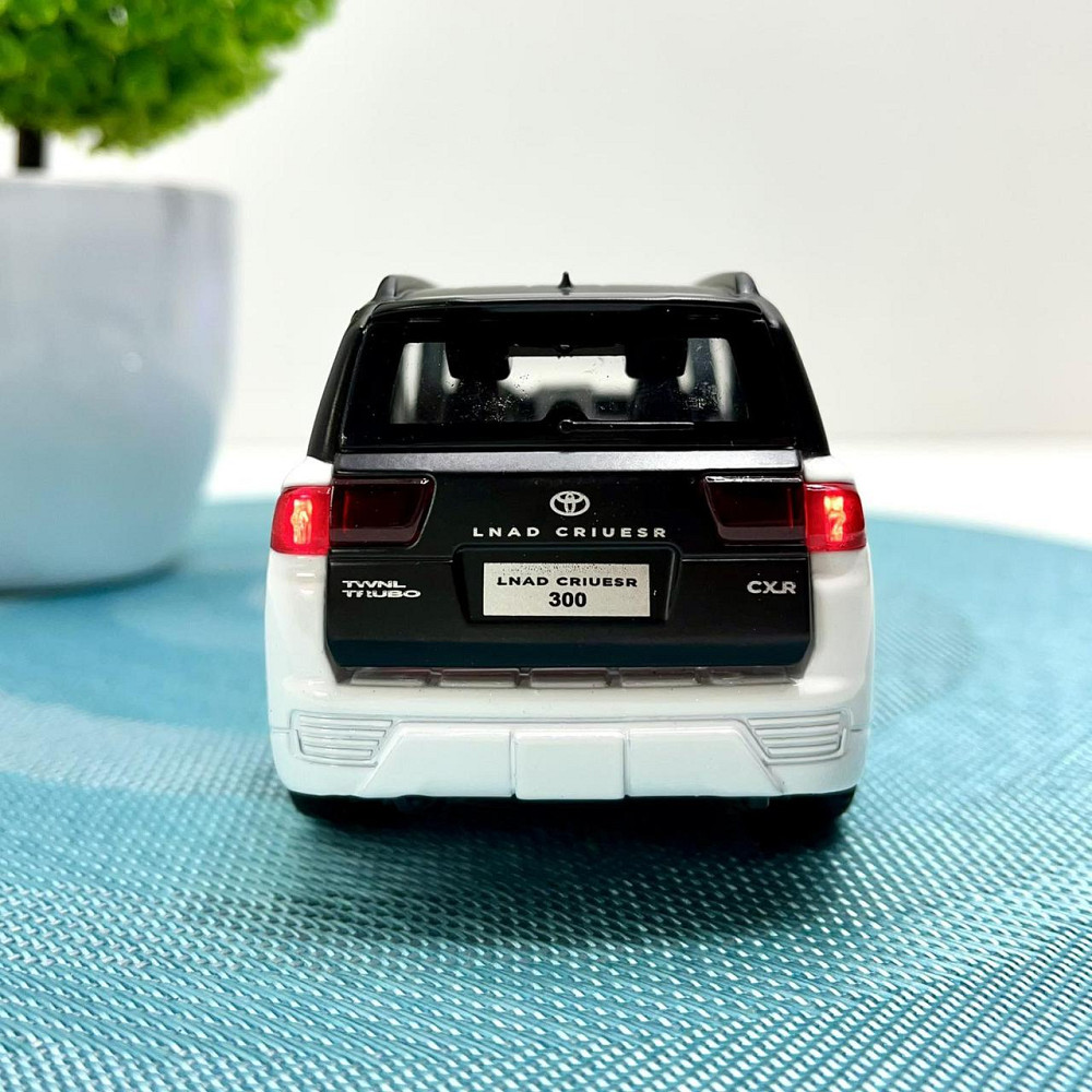 Машина Автосвіт Toyota Land Cruiser 300 інерційна масштаб 1:32 відчиняються двері капот багажник 15 см Біла (AP-2088) Чернігів - фото 4