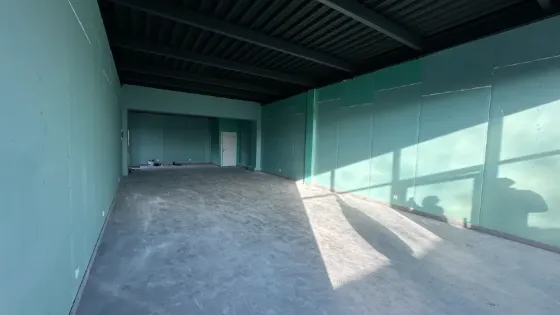 Новий торговий комплекс. Вода, каналізація, туалети вже зроблені. Червона лінія з окремим входом Дніпро