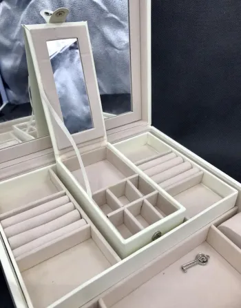 Шкатулка для украшений стеганая с большим откидывающимся зеркалом маленькая шкатулка внутри цвет слоновая кост Коломия