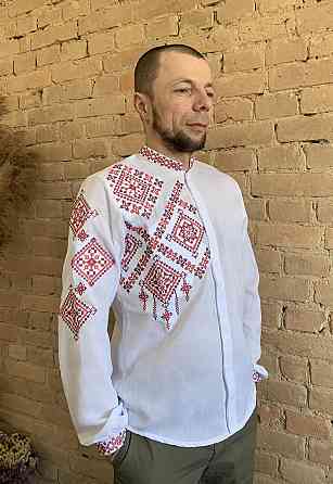 Сучасна біла чоловіча вишиванка на ґудзиках Київ