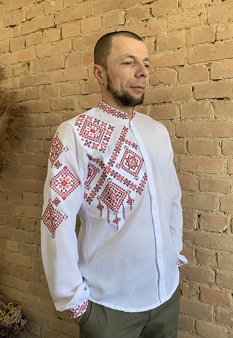 Сучасна біла чоловіча вишиванка на ґудзиках Київ - фото 1