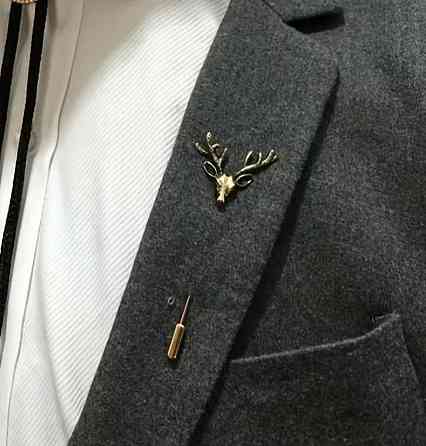 Брошка з оленем срібляста – елегантний акцент для одягу Київ