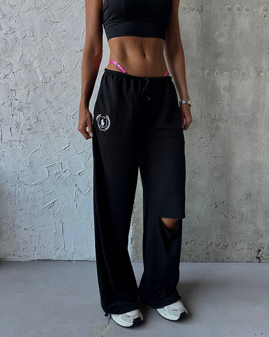 Женские оверсайз джоггеры с акцентным разрезом на колене двухнитка Черный Одесса - изображение 3