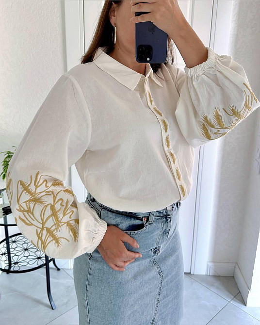 Женская современная праздничная вышиванка-рубашка вышитая золотистыми нитками 80% хлопок, 20% полиэстер. 44 Одесса - изображение 1