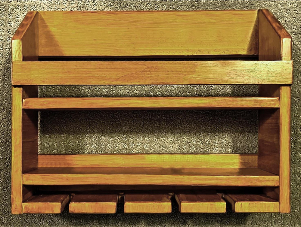 Настенная винная полка 