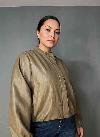 Куртка жіноча Ou Mai 3351 з екошкіри бомбер на блискавці комір-стійка оверсайз бежева, бежевий, XL Київ