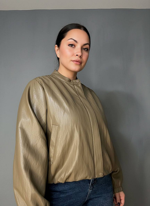 Куртка жіноча Ou Mai 3351 з екошкіри бомбер на блискавці комір-стійка оверсайз бежева, бежевий, XL Київ - фото 4