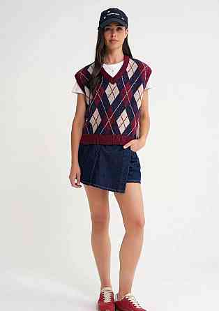 Женский теплый оверсайз жилет с геометрическим орнаментом Бордо Одесса