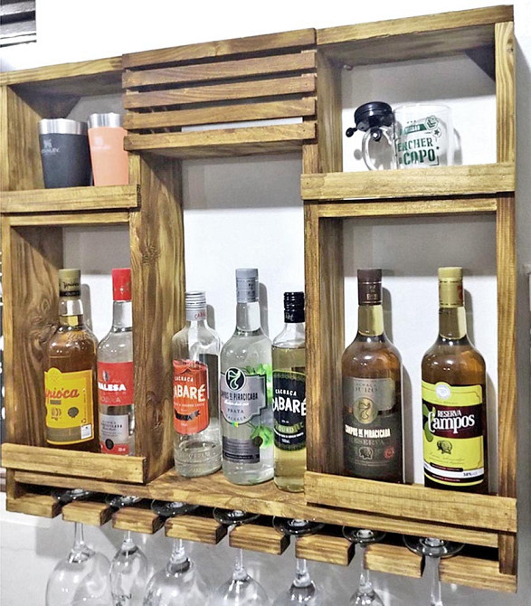 Настенная винная полка 