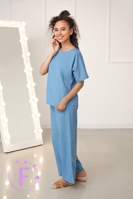 Женский костюм свободного кроя из натурального льна 