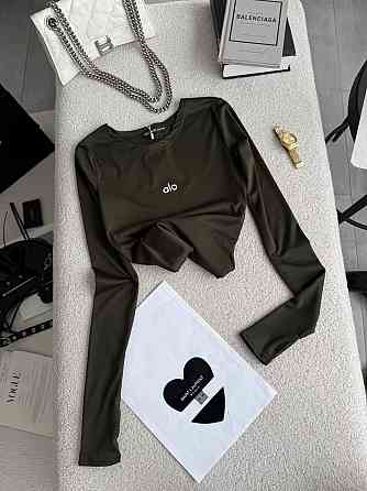 Стильний жіночий базовий лонгслів із написом і вирізом під пальчик мікродайвінг Хакі Одеса