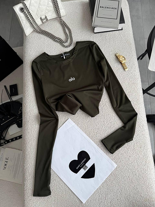 Стильный женский базовый лонгслив с надписью и вырезом под пальчик микродайвинг Хаки Одесса - изображение 6