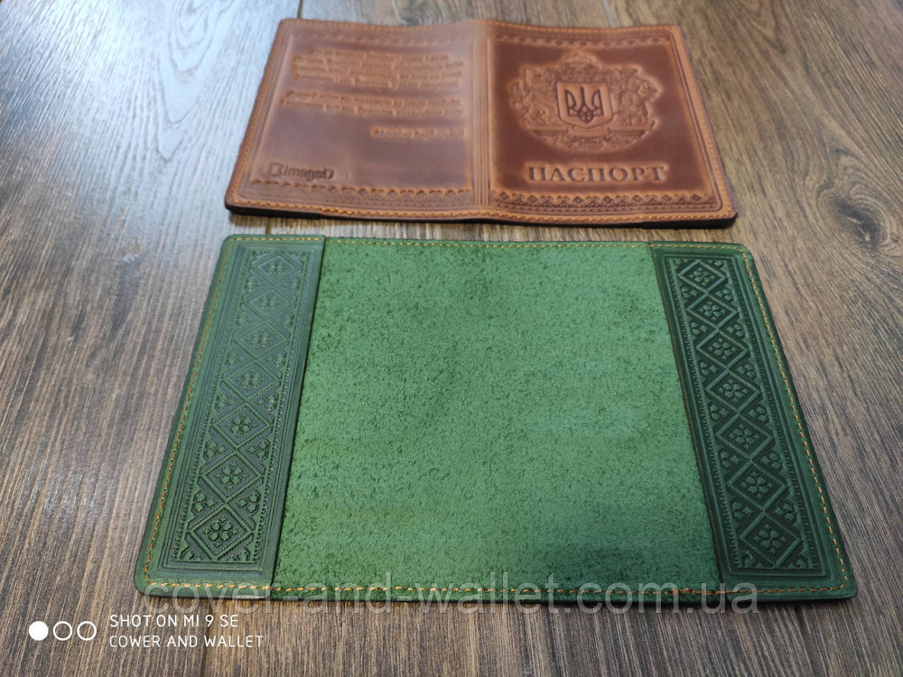 Шкіряна обкладинка на паспорт з гербом України зеленого кольору ST Leather Київ - фото 2