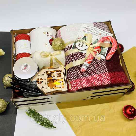 Новогодний подарочный набор с пледом, чашкой, кашемировыми носками и LED-домик Ирпень