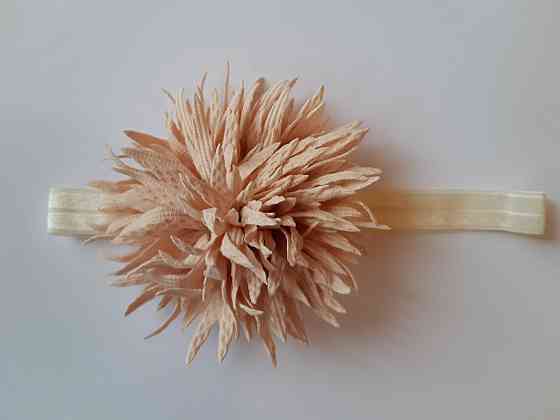 Дитяча красива пов'язка бежева - окружність 38-60см, квітка 9см Київ