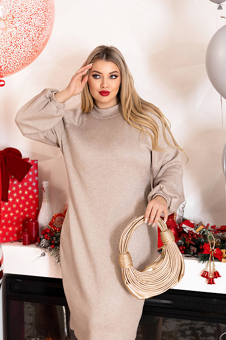 Платье из ангоры с открытыми плечами 