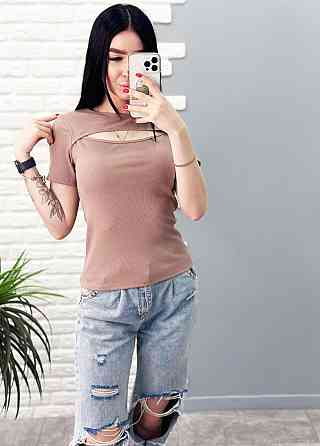 Футболка с вырезом 