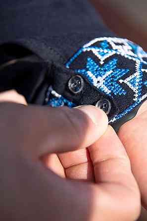 Чоловіча сучасна вишиванка темно-синя, з довгим рукавом натуральний льон, вишиванки чоловічі, льняна, сорочка вишита модна Київ